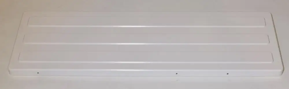 Weiße Abdeckplatte mit Rillen von Remko, flach, ohne erkennbare Befestigungen, auf heller Unterlage positioniert.