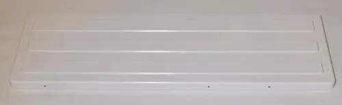 Weiße Abdeckplatte mit Rillen von Remko, flach, ohne erkennbare Befestigungen, auf heller Unterlage positioniert.