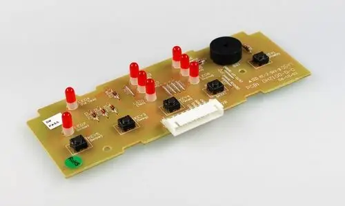 Schaltung mit mehreren roten LEDs und Tasten, sowie einem Lautsprecher. Hersteller Remko. Platziert auf einer Leiterplatte für elektrischen Zugriff.