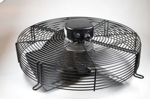 Umluftventilator von Remko, bestehend aus einem runden, gitterförmigen Gehäuse mit einem zentralen Motor und mehreren schwarzen Ventilatorblättern zur Luftzirkulation.