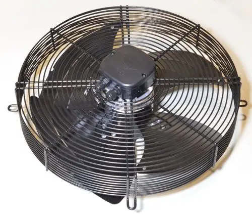 Umluftventilator mit einem Metallgitter und mehreren Kunststoffflügeln, montiert auf einer Basis. Gerät der Marke Remko, geeignet für Luftzirkulation.