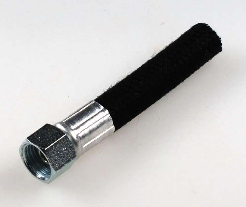 Schwarze Saugleitung mit metallischem Anschluss, hergestellt von Remko. Der Schlauch ist geflochten und hat ein gewindeartiges Ende.
