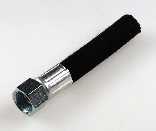 Schwarze Saugleitung mit metallischem Anschluss, hergestellt von Remko. Der Schlauch ist geflochten und hat ein gewindeartiges Ende.