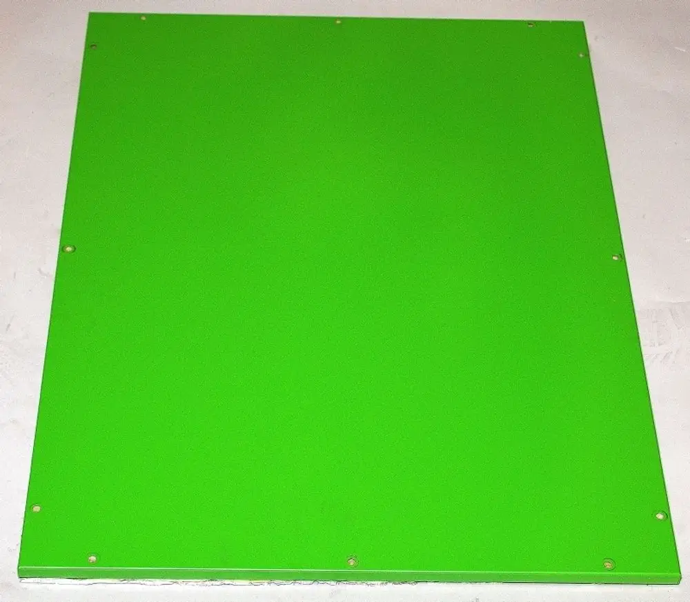 Grünes, quadratisches Blindblech mit Befestigungslöchern, gehört zur Produktlinie von Remko. Es kann für verschiedene Anwendungen eingesetzt werden.