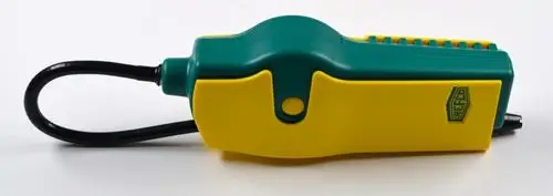 Elektronisches Lecksuchgerät von Remko in Gelb und Grün mit Kabel und Tasten für die Detektion von Kältemittelleckagen.