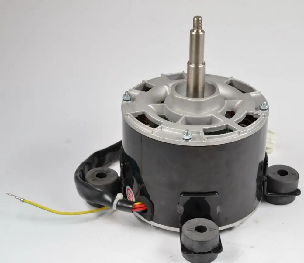 Ventilatormotor mit Metallgehäuse, montiert auf Gummi-Dämpfern. Kabelanschlüsse vorhanden. Hergestellt von Remko für den Einsatz in Verdampfern.
