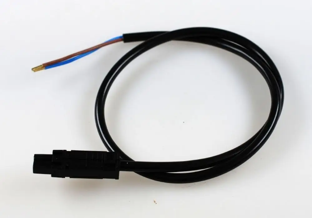 Steckerkabel mit schwarzem Stecker und freiliegenden Drähten in Blau und Braun. Geeignet für Anwendungen von Remko.