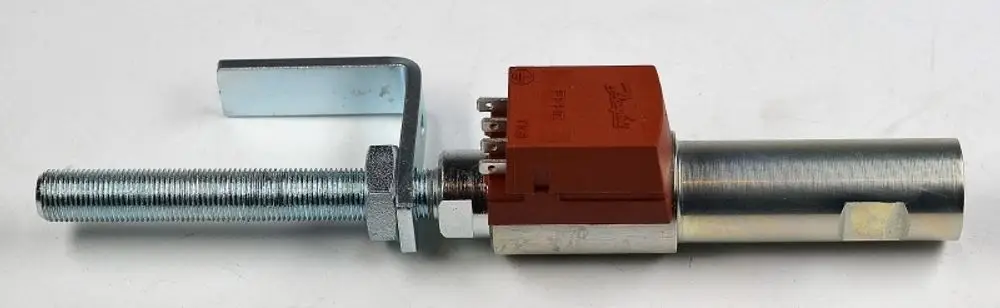 Düsenstock mit Vorwärmung, gefertigt von Remko. Das Produkt zeigt eine metallische Struktur mit einer elektrischen Anschlusseinheit an einem Ende.