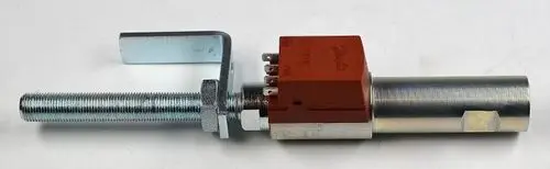 Düsenstock mit Vorwärmung, gefertigt von Remko. Das Produkt zeigt eine metallische Struktur mit einer elektrischen Anschlusseinheit an einem Ende.