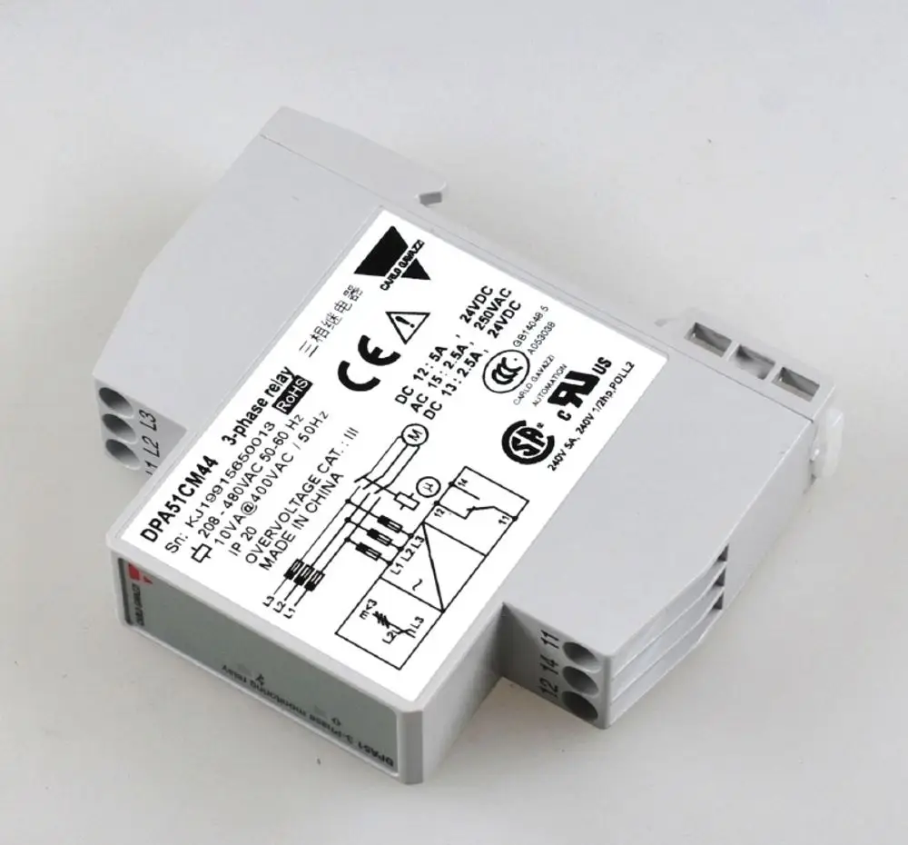 Phasenfolgerelais von Remko in kompakter Ausführung. Es sind Anschlüsse für dreiphasige Systeme sowie technische Spezifikationen abgedruckt. Ideal für die Steuerung elektrischer Lasten.