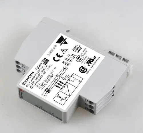 Phasenfolgerelais von Remko in kompakter Ausführung. Es sind Anschlüsse für dreiphasige Systeme sowie technische Spezifikationen abgedruckt. Ideal für die Steuerung elektrischer Lasten.