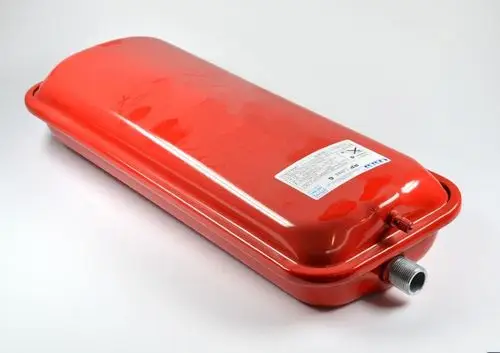 Rotes Membranausdehnungsgefäß von Remko mit eckiger Form und Anschluss für einen Wasser- oder Heizungsanlag. Oberfläche ohne erkennbare Beschriftung oder Maße.