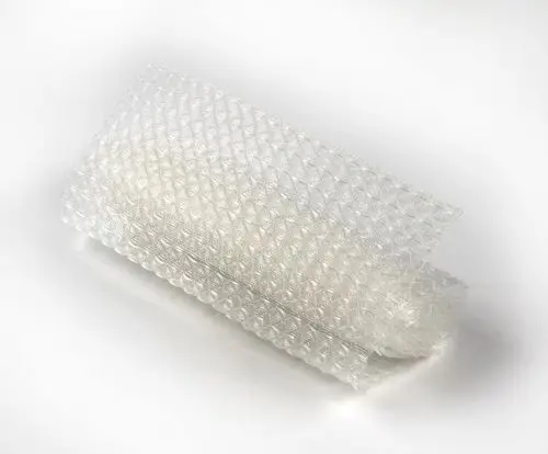 Luftfilter von Remko, transparent mit einer Struktur aus kleinen Luftpolstern, auf heller Unterlage.