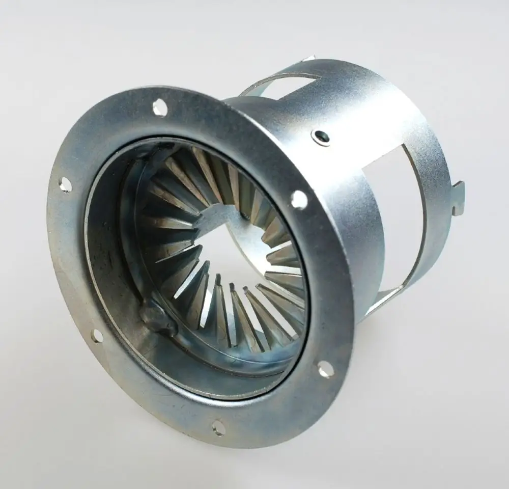 Metallisches Brennerrohr mit gezackter Innenseite. Das Produkt stammt von der Marke Remko und ist für spezifische Heizsysteme konzipiert.