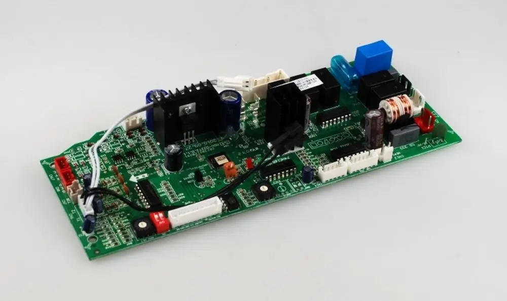 Steuerplatine mit verschiedenen elektronischen Komponenten und Anschlüssen, hergestellt von Remko, zur Verwendung in spezifischen Geräten oder Anwendungen.