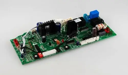 Steuerplatine mit verschiedenen elektronischen Komponenten und Anschlüssen, hergestellt von Remko, zur Verwendung in spezifischen Geräten oder Anwendungen.