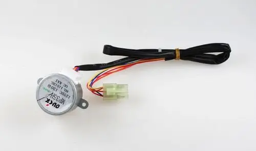 Motor mit mehreren Kabeln, grauem Gehäuse und Connector. Der Motor gehört zur Marke Remko und scheint in Klimaanlagen oder Lüftungssystemen verwendet zu werden.