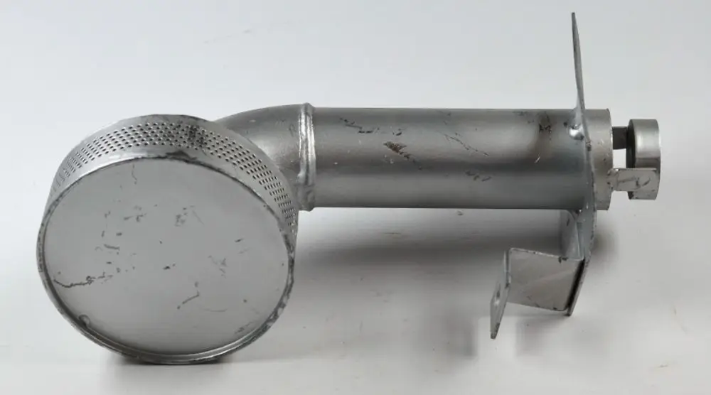 Gasbrenner aus Metall mit gebogenem Auslass und Montageplatte, typischerweise verwendet in Heizsystemen. Produkt von Remko.