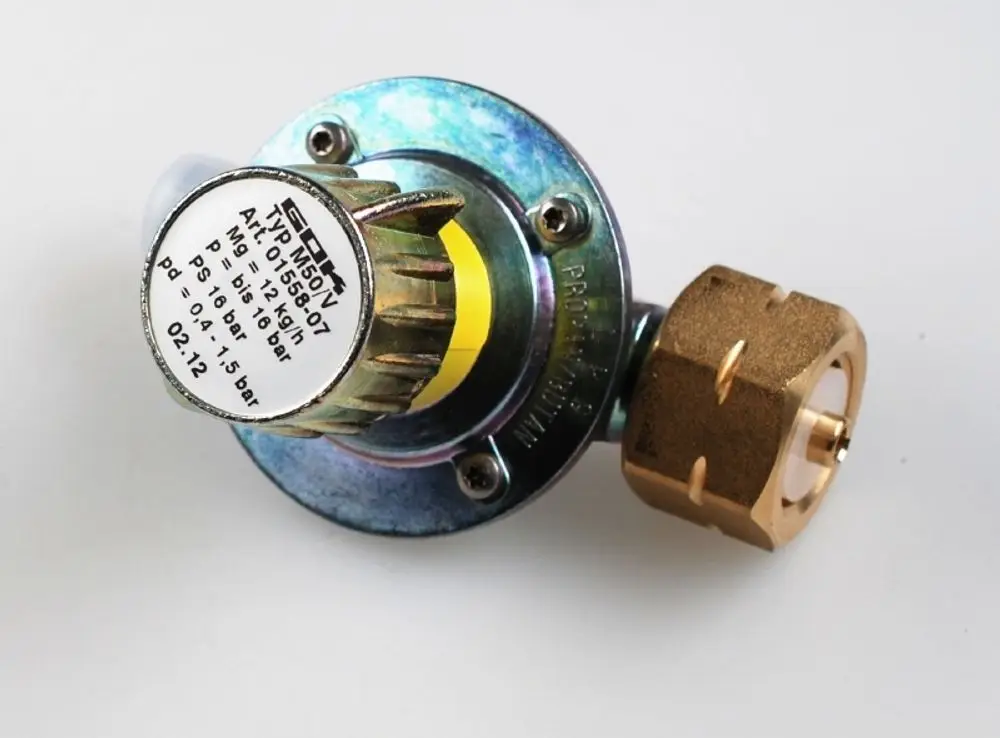 Druckregler mit metallenem Gehäuse und einer goldfarbenen Anschlussschraube. Markierung zeigt technische Daten. Produkt von Remko, verwendbar für verschiedene Druckanwendungen.