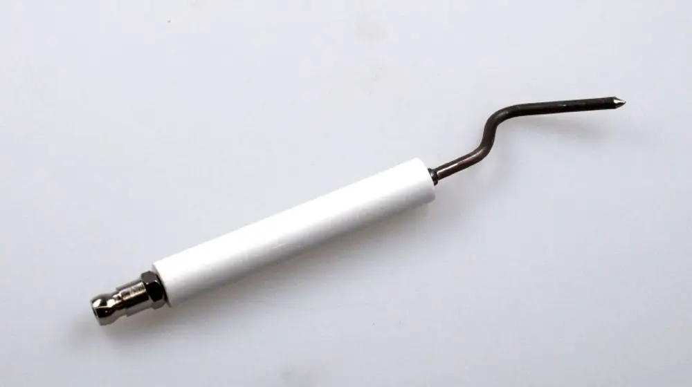 Zündelektrode mit einem weißen Griff und eine gebogene Metallspitze. Bestandteil eines Heizgeräts von Remko.