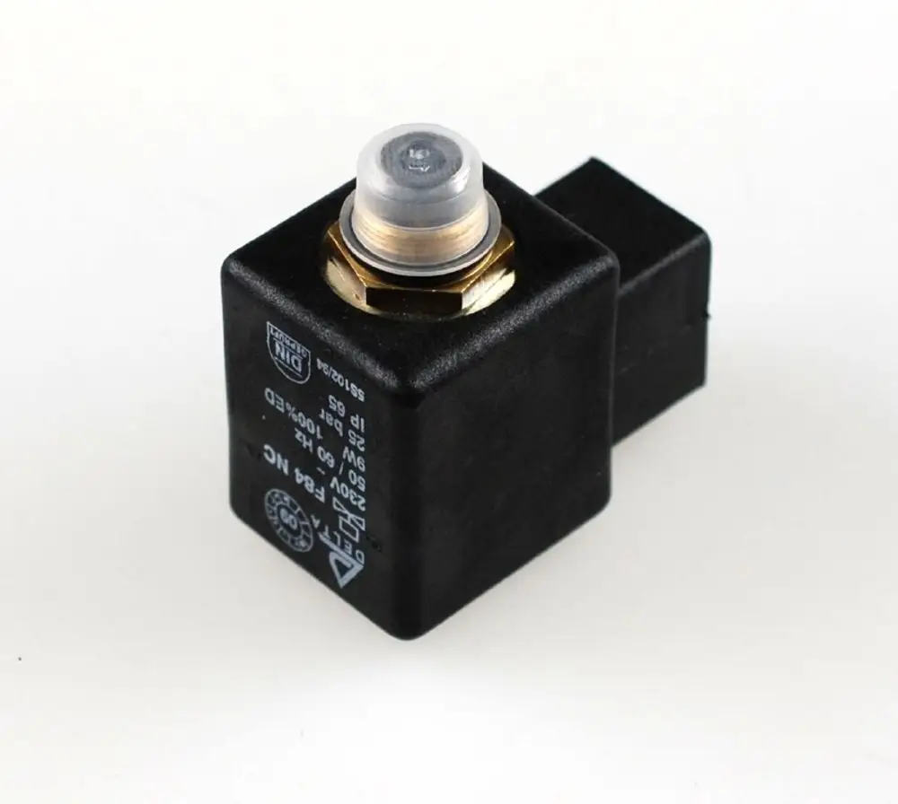 Remko Magnetventil in schwarzer Ausführung, quadratischer Form mit Metallanschluss für elektrischen Einsatz. Kennzeichnungen und technische Daten auf der Oberfläche sichtbar.