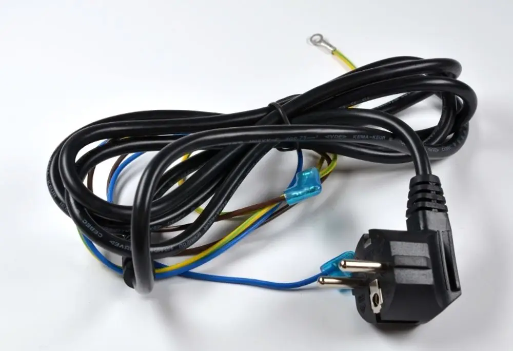 Netzkabel mit Stecker, schwarze Kabel, drei Leitungen (schwarz, blau, grün-gelb) und Sicherungselement, gefertigt von Remko.