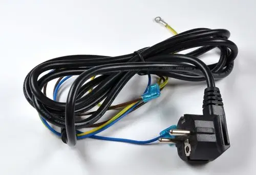 Netzkabel mit Stecker, schwarze Kabel, drei Leitungen (schwarz, blau, grün-gelb) und Sicherungselement, gefertigt von Remko.