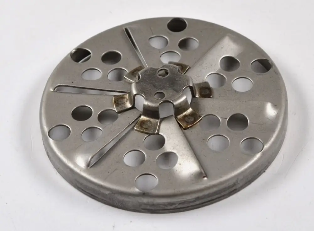 Metallene Stauscheibe mit mehreren Löchern in einem kreisförmigen Design, verwendet in Heiz- oder Klimaanlagensystemen, hergestellt von Remko.