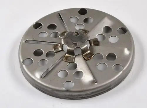 Metallene Stauscheibe mit mehreren Löchern in einem kreisförmigen Design, verwendet in Heiz- oder Klimaanlagensystemen, hergestellt von Remko.