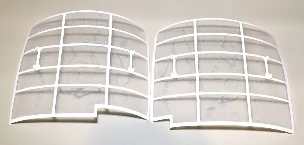 Zwei weiße Luftfilter mit rechteckigem Gitterdesign, gefertigt aus Kunststoff, zur Verwendung in Remko-Geräten. Beide Filter sind identisch und haben mehrere quadratische Öffnungen.