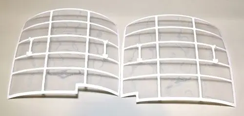 Zwei weiße Luftfilter mit rechteckigem Gitterdesign, gefertigt aus Kunststoff, zur Verwendung in Remko-Geräten. Beide Filter sind identisch und haben mehrere quadratische Öffnungen.