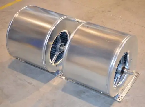 Radialventilator aus Metall mit drei Gehäuseabschnitten, hergestellt von Remko. Sichtbare Rotoren und Befestigungslöcher auf der Basis.