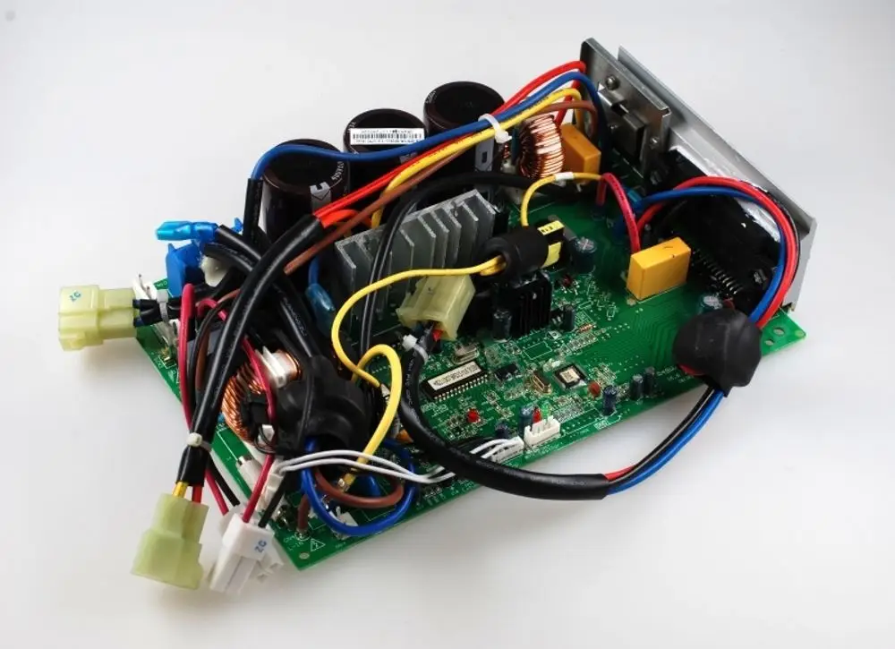 Steuerplatine von Remko mit zahlreichen Komponenten wie Kühlkörper, Kondensatoren und Kabelverbindungen, ausgelegt für die elektronische Steuerung in technischen Anwendungen.