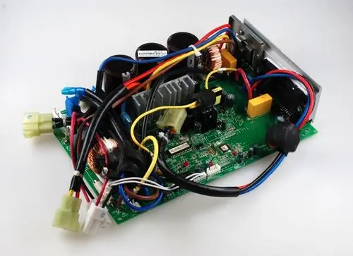 Steuerplatine von Remko mit zahlreichen Komponenten wie Kühlkörper, Kondensatoren und Kabelverbindungen, ausgelegt für die elektronische Steuerung in technischen Anwendungen.