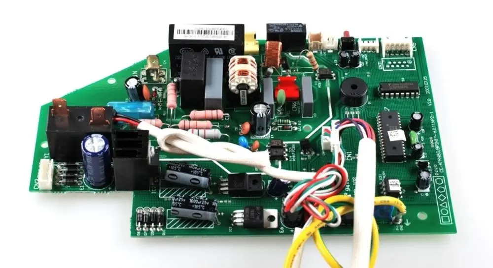 Steuerplatine mit verschiedenen Komponenten wie Widerständen, Kondensatoren und Schaltern, hergestellt von Remko, zur Steuerung elektronischer Systeme.