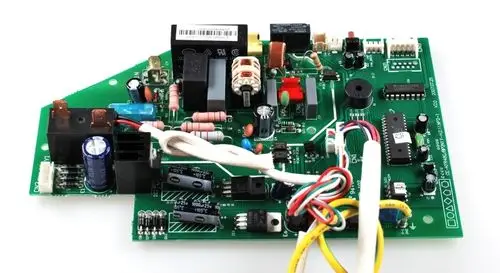 Steuerplatine mit verschiedenen Komponenten wie Widerständen, Kondensatoren und Schaltern, hergestellt von Remko, zur Steuerung elektronischer Systeme.