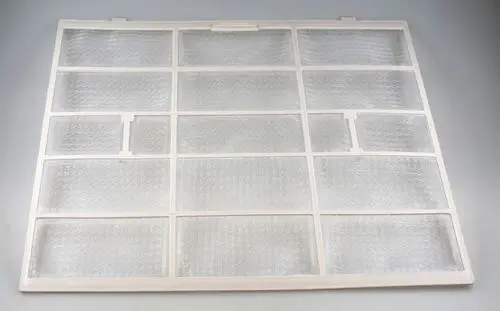 Luftfilter einsetzen von Remko, in einem rechteckigen Rahmen mit mehreren transparenten, gewellten Flächen, organisiert in verschiedenen Fächern.