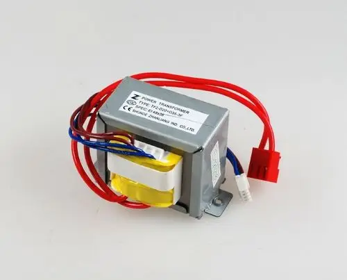 Transformator von Remko mit mehreren Kabeln, montiert auf einem Metallgehäuse. Die Anschlüsse sind gut sichtbar, und die spezifischen technischen Daten sind auf der Seite des Geräts angebracht.