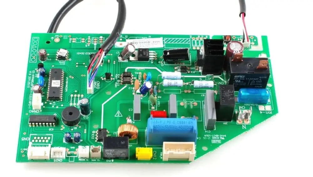 Grüne Steuerplatine mit verschiedenen elektronischen Bauteilen und Anschlüssen, hergestellt von Remko, zur Regelung von Geräten.