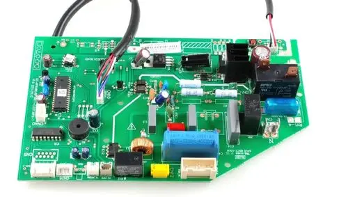 Grüne Steuerplatine mit verschiedenen elektronischen Bauteilen und Anschlüssen, hergestellt von Remko, zur Regelung von Geräten.