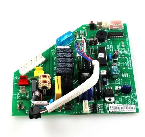 Steuerplatine von Remko mit verschiedenen elektronischen Bauteilen, Relais und Anschlüssen für die Kontrolle von elektrischen Geräten auf grünem PCB.