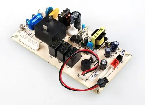 Netzplatine von Remko, ausgestattet mit mehreren Relais, Kondensatoren und einem Transformatormodul auf einer bedruckten Platine.