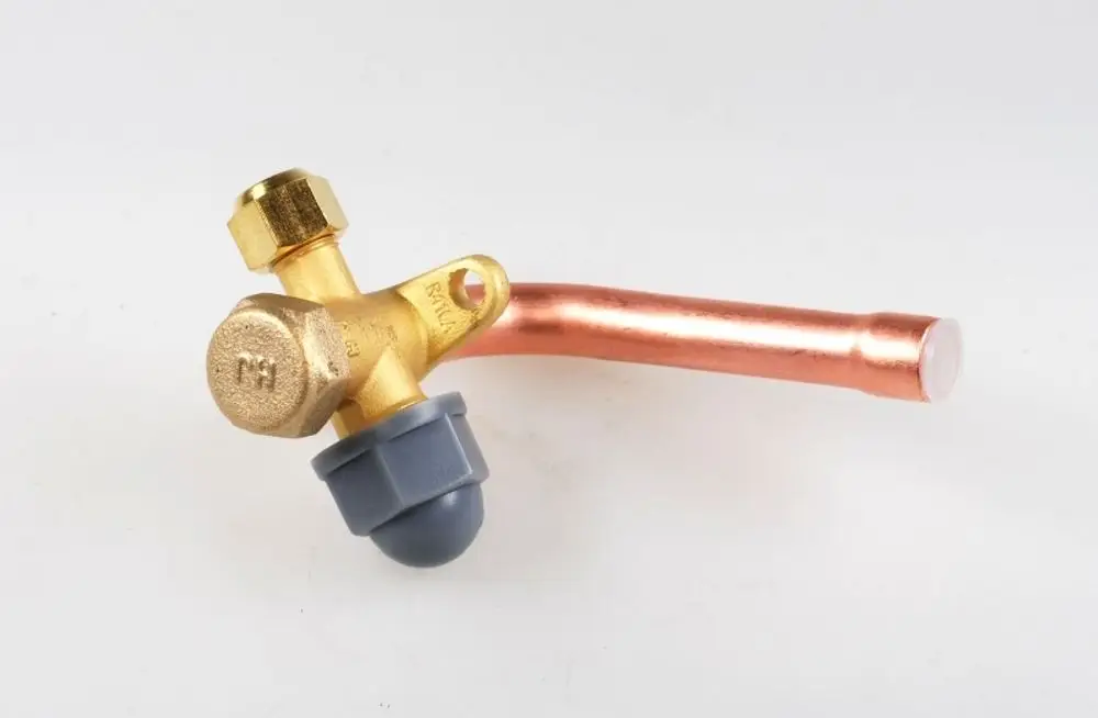 Einspritzleitung mit Absperrventil, gefertigt aus einer Kombination von Messing und Kupfer, mit grauem Kunststoffteil. Produkt von Remko.