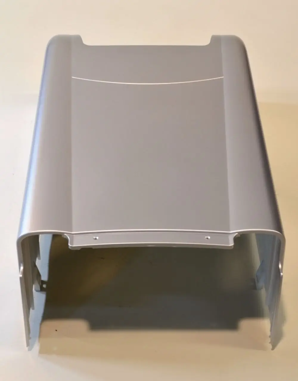 Aluminium-Vorderwand in Silber mit offenen Seiten, geeignet für Remko-Geräte der RKL-Serie. Oberflächenstruktur und Befestigungslöcher sind sichtbar.