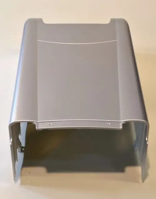 Aluminium-Vorderwand in Silber mit offenen Seiten, geeignet für Remko-Geräte der RKL-Serie. Oberflächenstruktur und Befestigungslöcher sind sichtbar.