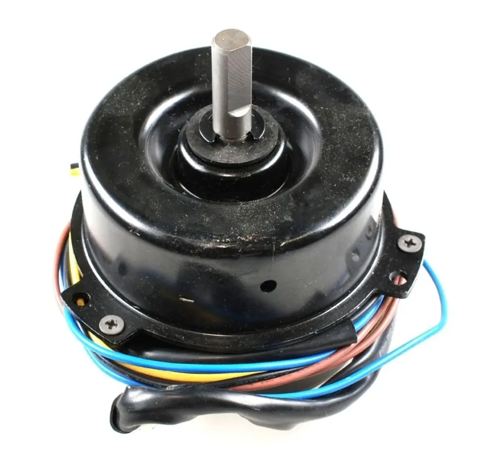 Remko Ventilatormotor mit mehreren elektrischen Anschlusskabeln, der für Abluftanwendungen konzipiert ist. Der Motor hat einen runden Gehäuse mit einer zentralen Welle.