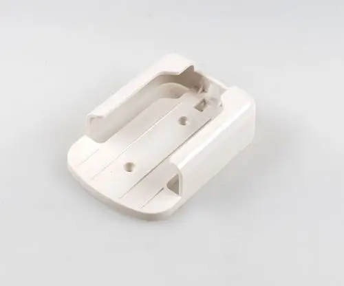 Weiße Wandhalterung aus Kunststoff für eine Fernbedienung, gestaltet für eine sichere Befestigung, geeignet für Produkte von Remko.