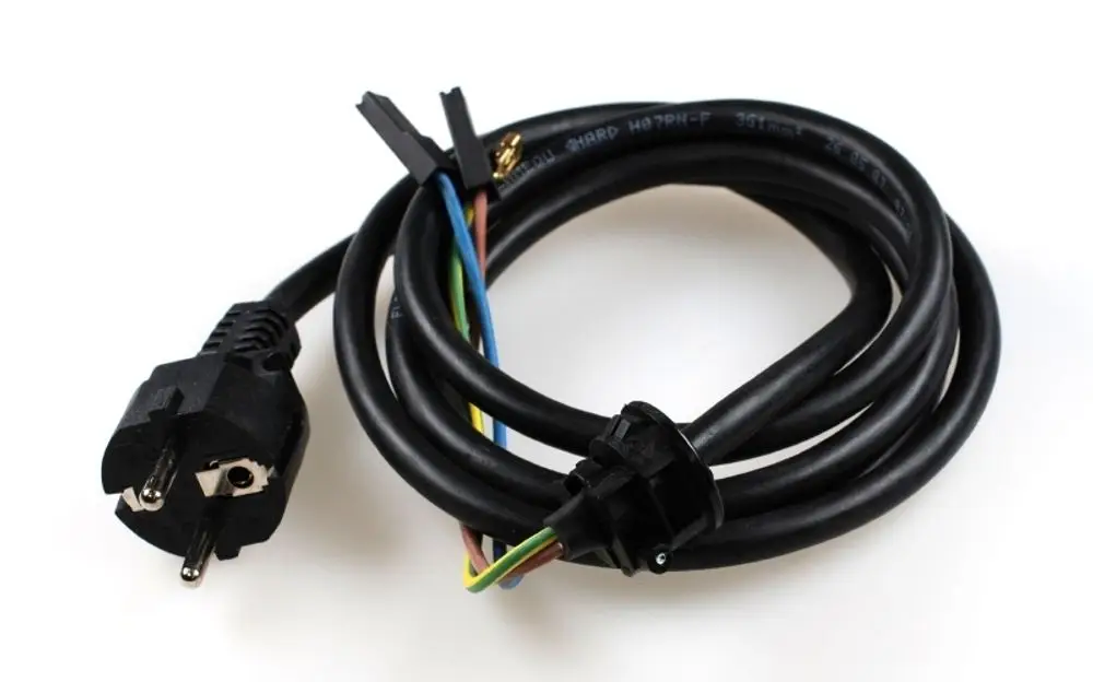 Netzkabel mit Stecker, gefertigt von Remko, bestehend aus mehreren Leitungen in einem schwarzen Mantel, vorgesehen für elektrische Anwendungen.