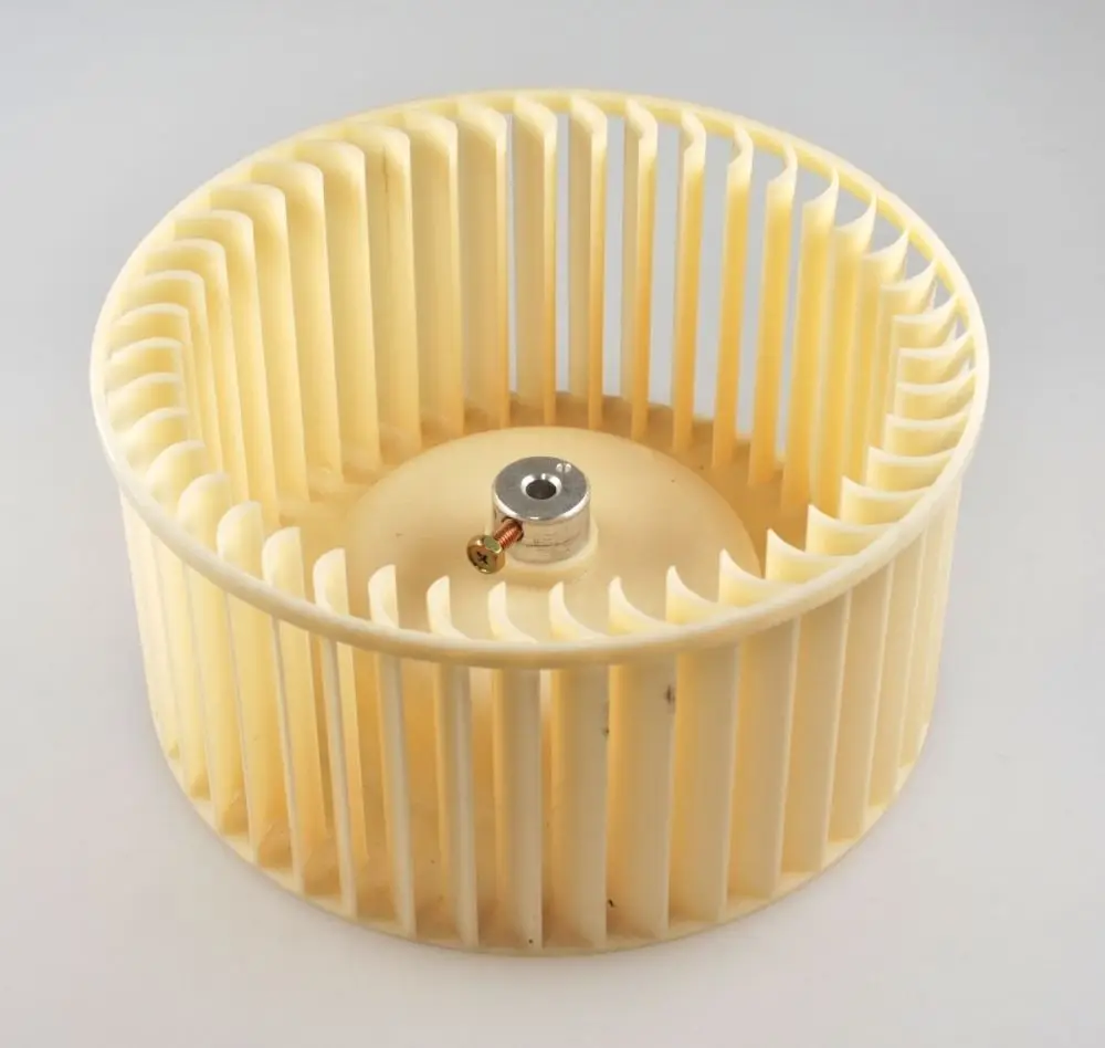 Remko Ventilatorrad in runder Form mit flachen Lamellen, dessen zentrale Achse sichtbar ist. Das Rad ist aus Kunststoff gefertigt und für Abluftanwendungen geeignet.