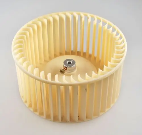 Remko Ventilatorrad in runder Form mit flachen Lamellen, dessen zentrale Achse sichtbar ist. Das Rad ist aus Kunststoff gefertigt und für Abluftanwendungen geeignet.